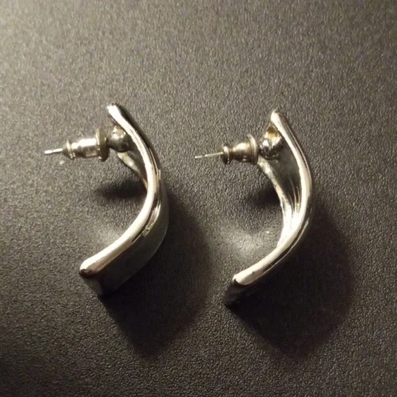 Beautiful Sea foam Green And Silver Tone Vintage Earrings - Picture 4 of 4